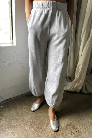 french terry ballon pants in heather grey.